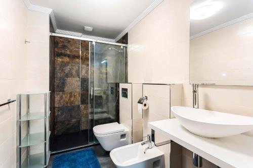 Ένα μπάνιο στο Puerto de Mogan - Luxe Apartment with roof terrace and sea view