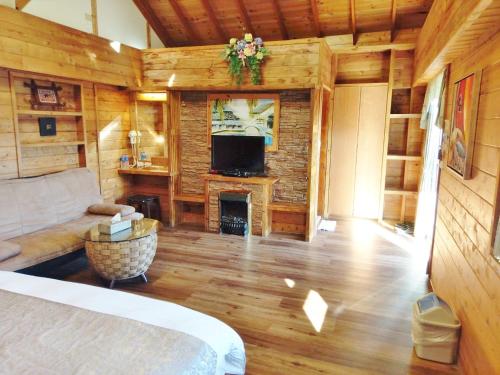 a living room with a couch and a fireplace at Shiyai Taoyuan in Renai