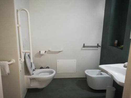 a bathroom with a toilet and a bidet and a sink at Il Casale di Giulia di Aprilia in Aprilia
