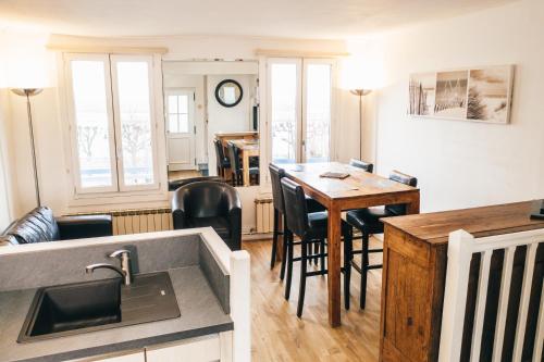une cuisine et un salon avec une table et des chaises dans l'établissement Violette avec parking privé sécurisé, à Saint-Valery-sur-Somme
