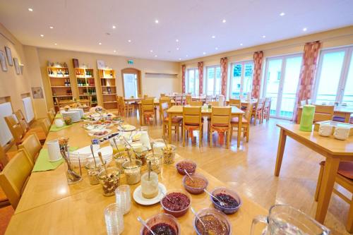 ein großes Esszimmer mit einem langen Tisch und Stühlen in der Unterkunft Weingasthaus Wisser in Billigheim-Ingenheim