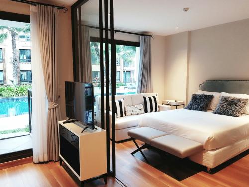 Una cama o camas en una habitación de Peaceful Pool-access room - Q seaside Hua Hin