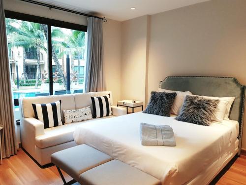 מיטה או מיטות בחדר ב-Peaceful Pool-access room - Q seaside Hua Hin