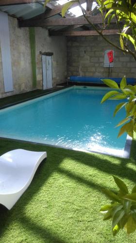Kolam renang di atau dekat dengan Gîtes de Gueynard