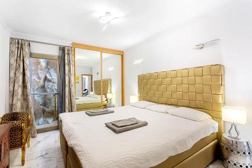 Ένα ή περισσότερα κρεβάτια σε δωμάτιο στο Luxury Penthouse Puerto de Mogan with great terrace and sea view