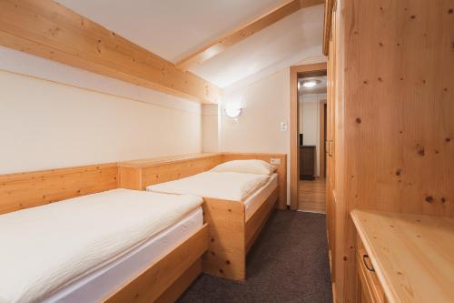 Una cama o camas en una habitación de Apart Pension Moos - inklusive SuperSommerCard