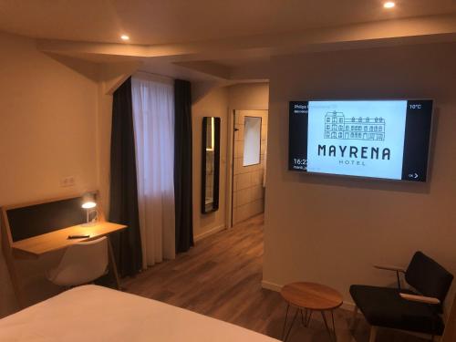 Mayrena Hotel Restaurantにあるテレビまたはエンターテインメントセンター