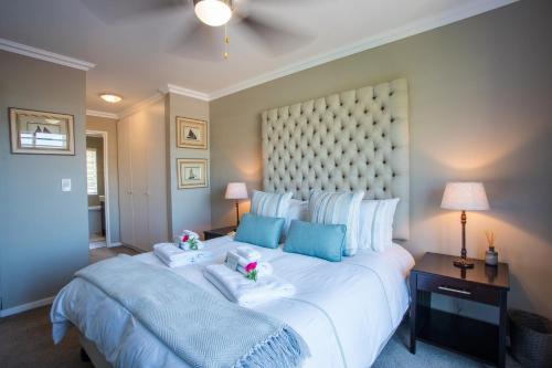 A bed or beds in a room at dk villas 1 Harbour View Hout Bay