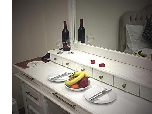 凱里尼亞的住宿－Lord's Residence Boutique Hotel，一张桌子,上面放着一碗水果和酒杯