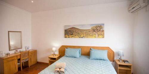 Un pat sau paturi într-o cameră la Namaqua Lodge