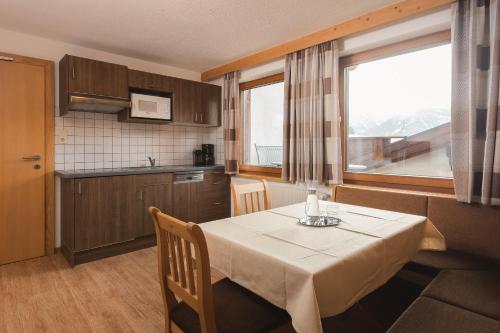 Una cocina o cocineta en Apart Pension Moos - inklusive SuperSommerCard