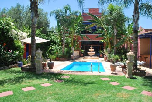 a swimming pool in the yard of a house at Villa La Zitoune in Aghmat