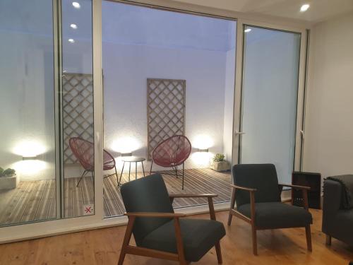 une salle d'attente avec des chaises et une grande fenêtre dans l'établissement Stay Home Lisbon, à Lisbonne