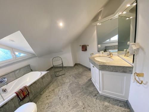 ヘリングスドルフにあるVilla Caprivi - Ferienwohnung 11 Cのバスルーム(シンク、バスタブ、トイレ付)