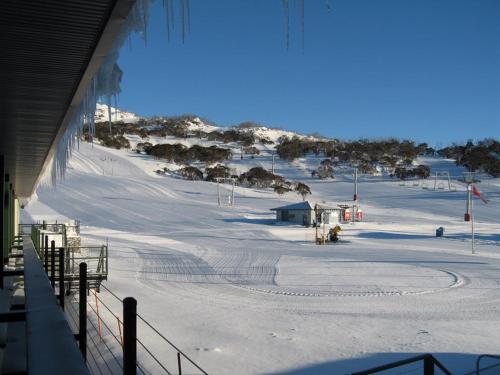 a snow covered ski slope with a ski lift at Smiggins Hotel & Chalet Apartments in Perisher Valley