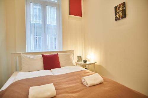 เตียงในห้องที่ F4 Design Apartment- Budapest