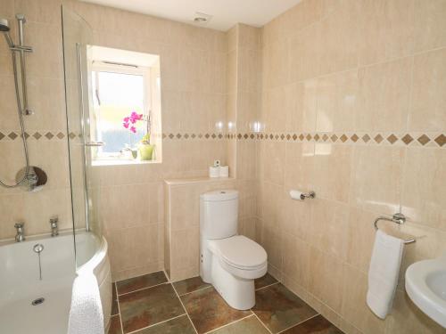une salle de bains avec toilettes et lavabo dans l'établissement Middle Barn, à Launceston