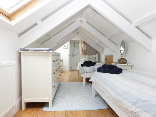Säng eller sängar i ett rum på 4 Coastguard Cottages