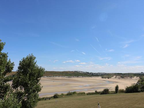 a view of a beach from a hill at Honeycrock in Cubert