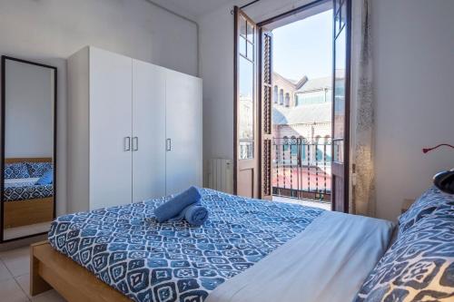 a bedroom with a bed and a large window at Apartamento Sant Gervasi in Barcelona