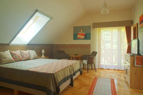 En eller flere senge i et værelse på Alirét Vadászház