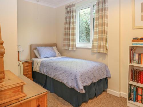 niewielka sypialnia z łóżkiem i oknem w obiekcie Robyn's Nest w mieście Sharrington