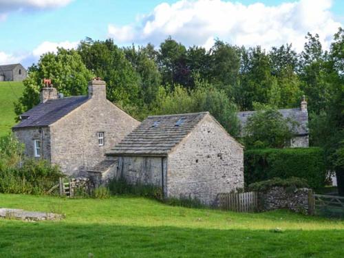 stary kamienny dom pośrodku pola w obiekcie Fawber Cottage w mieście Horton in Ribblesdale