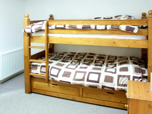 Y ベリンヘリにあるPenrallt Cottageの木製二段ベッド2組が備わる客室で、以下が含まれます: