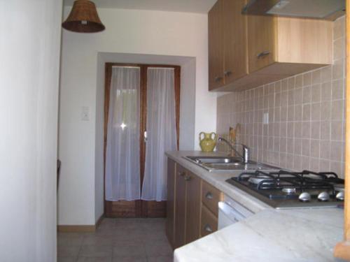 Η κουζίνα ή μικρή κουζίνα στο Maison de caractère, pierre sèche, Galéria, pour 2