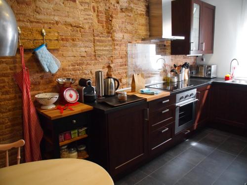 cocina con fregadero y fogones horno superior en Mr. Serrano Apartments, en Barcelona