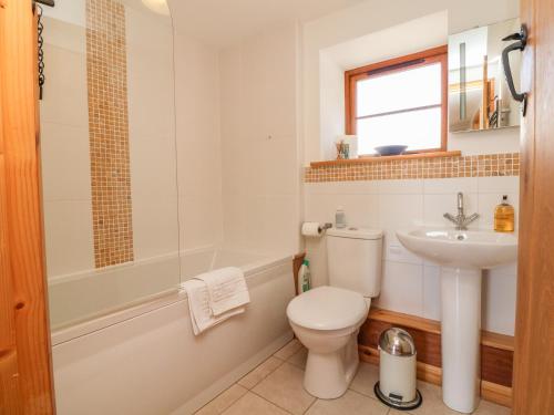La salle de bains est pourvue de toilettes et d'un lavabo. dans l'établissement Hartland View, à Great Torrington