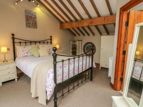 Un pat sau paturi într-o cameră la Barn Owl Cottage At Crook Hall Farm