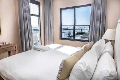 En eller flere senge i et værelse på Spectacular Sea View Apartment 257 Eden on The Bay, Blouberg, Cape Town