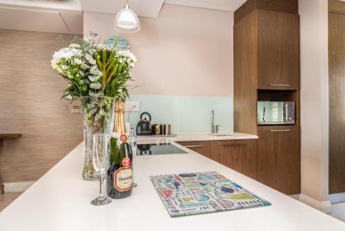 Η κουζίνα ή μικρή κουζίνα στο Spectacular Sea View Apartment 257 Eden on The Bay, Blouberg, Cape Town
