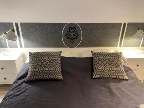 سرير أو أسرّة في غرفة في Domek Leśny