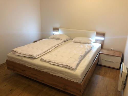Postel nebo postele na pokoji v ubytování L&B Lake view modern apartment