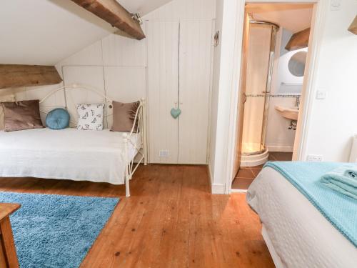 um quarto com 2 camas e um tapete azul em Canalside Cottage em Kildwick