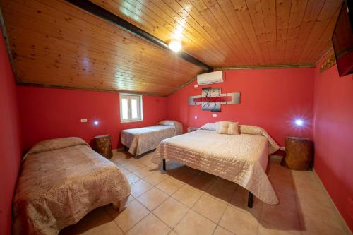 Ένα ή περισσότερα κρεβάτια σε δωμάτιο στο Agriturismo La Ginestra