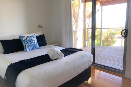 Postel nebo postele na pokoji v ubytování BAY OF FIRES BEACH SHACK ocean views from a modern Beachhouse