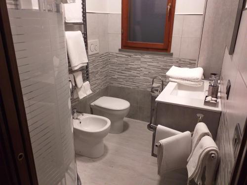 a small bathroom with a toilet and a sink at Holiday GN in Lastra a Signa