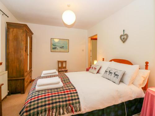 a bedroom with a large bed in a room at Little Danescroft in Corpach