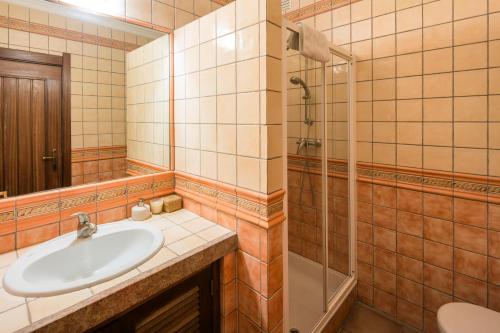La salle de bains est pourvue d'un lavabo et d'une douche. dans l'établissement Casa Madeleina (33), à Benagil