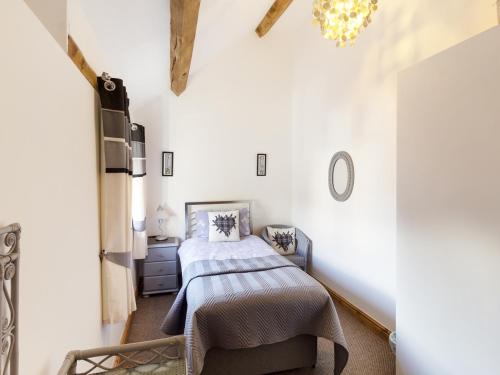 1 dormitorio con 1 cama en una habitación con paredes blancas en Little Cow House, en Chirk