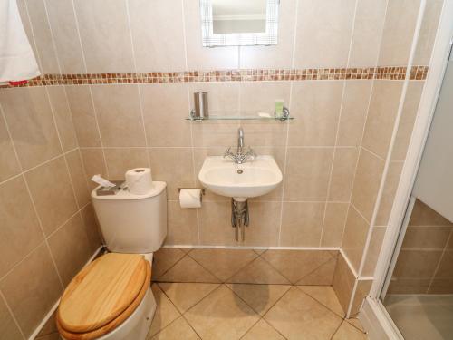 a bathroom with a toilet and a sink at Talbot House in Castleton