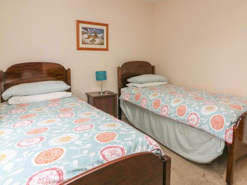 two twin beds in a room with at Trederwen in Rhayader