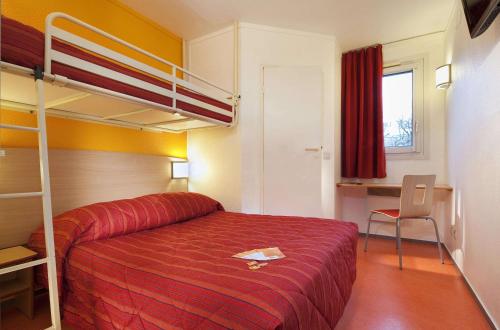 a bedroom with a bunk bed and a desk at FAST HOTEL Les Ulis - Courtabœuf in Les Ulis