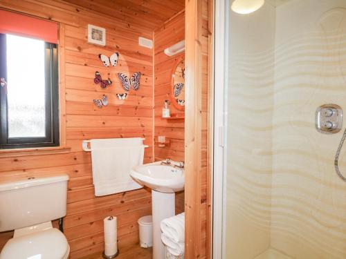a bathroom with a toilet and a sink and a shower at Wildcat Lodge in Etteridge