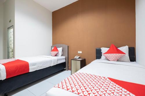 Tempat tidur dalam kamar di OYO 2552 Hotel Permata