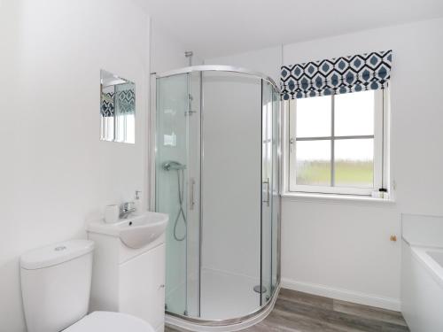 Chance Inn Lodge في Balmedie: حمام أبيض مع دش ومرحاض