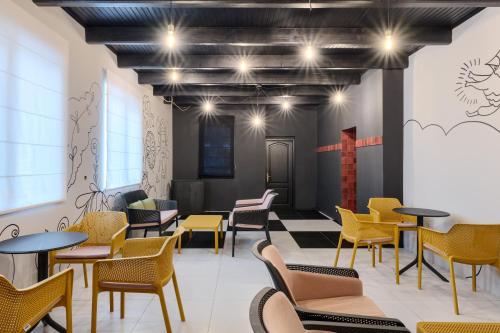 a waiting room with tables and chairs at LAVANDA country club in Tatariv